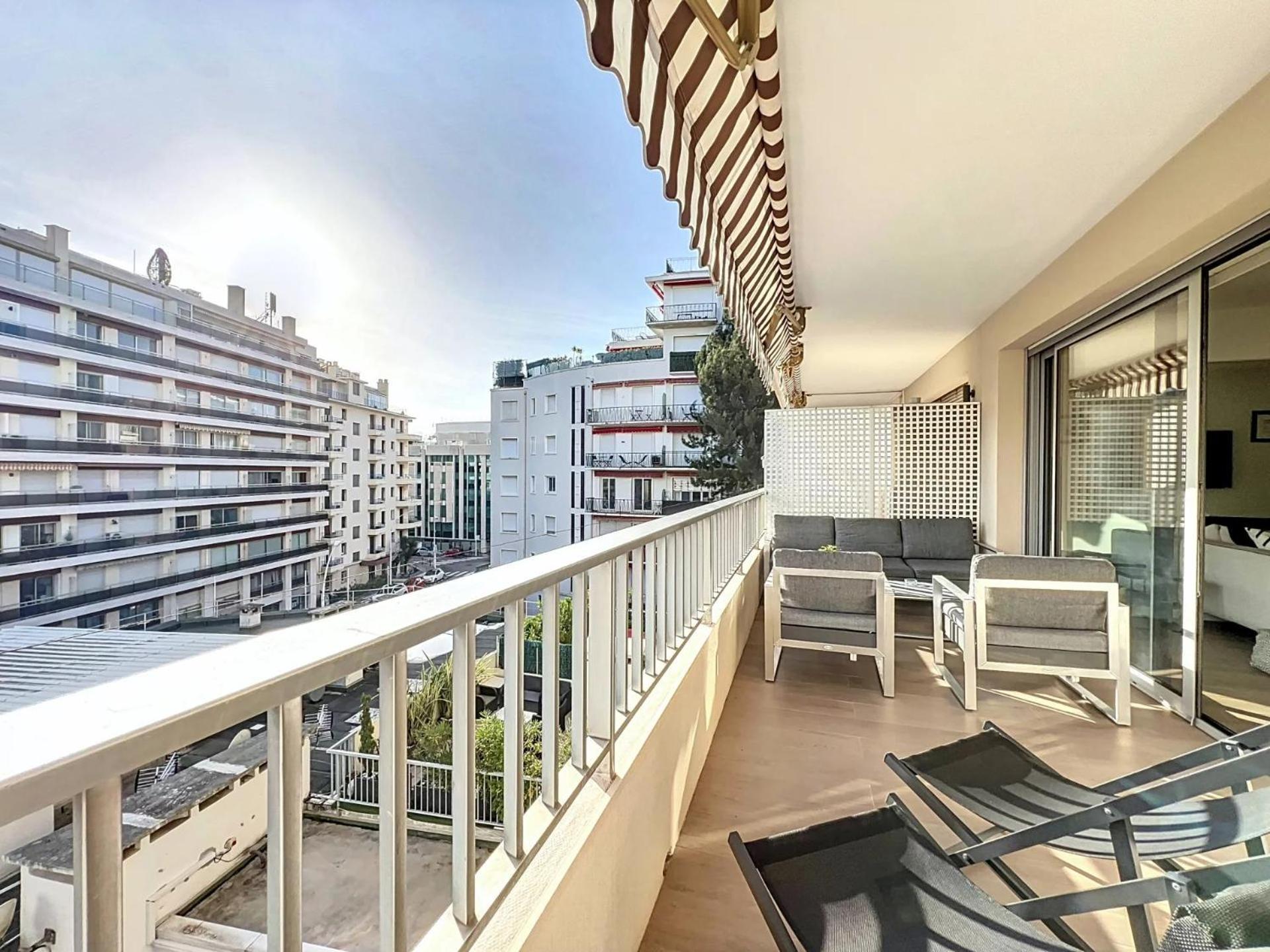 3P Between Croisette Beaches And Antibes Street Cannes Esterno foto